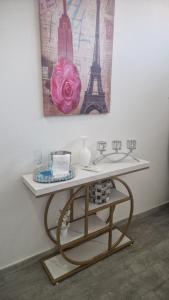 Una mesa con lavabo y una imagen de la Torre Eiffel. en Casa Nicole, en Assemini