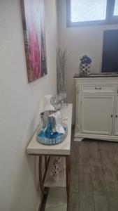 Una habitación con una mesa con una pecera encima. en Casa Nicole, en Assemini 7 fotos más