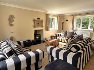 un soggiorno con divani e un camino di SALTKETTLE - Blakeney a Blakeney