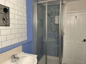 une salle de bain avec douche et lavabo dans l'établissement COSY COTTAGE - Wells-next-the-Sea, à Wells-next-the-Sea 7 autres photos