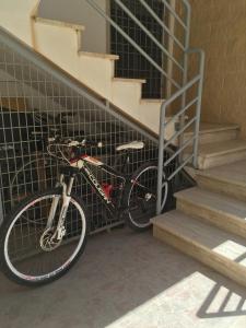 una bicicletta è parcheggiata accanto a una scala di Casa Di Lo a Torre Pali