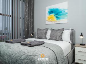 ein Schlafzimmer mit einem Bett mit zwei Kissen darauf in der Unterkunft Trades Lane by CENTRAL SERVICED APARTMENTS - Cosy 1 Bedroom - Central Location - Walk Away from Waterfront - Walk Away to Bus & Train Station - Long Stays Welcome in Dundee