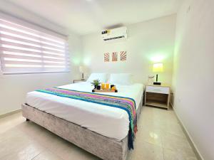 Ένα ή περισσότερα κρεβάτια σε δωμάτιο στο APUSHI with hammocks, close to the beach