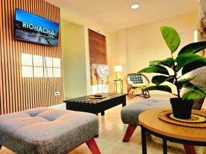 Μια τηλεόραση ή/και κέντρο ψυχαγωγίας στο APUSHI with hammocks, close to the beach