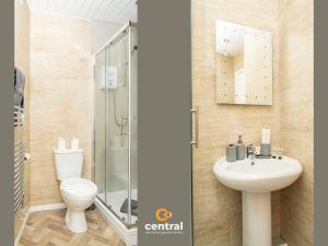 ein Badezimmer mit Toilette, Waschbecken und Dusche in der Unterkunft Trades Lane by CENTRAL SERVICED APARTMENTS - Cosy 1 Bedroom - Central Location - Walk Away from Waterfront - Walk Away to Bus & Train Station - Long Stays Welcome in Dundee + 24 Fotos