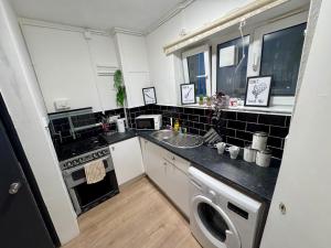 Kuchyň nebo kuchyňský kout v ubytování Cozy Private Room in Camden, near Regents Park