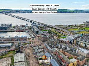 Eine Luftaufnahme des Stadtzentrums von Dudley-Durham mit einer Brücke in der Unterkunft Trades Lane by CENTRAL SERVICED APARTMENTS - Cosy 1 Bedroom - Central Location - Walk Away from Waterfront - Walk Away to Bus & Train Station - Long Stays Welcome in Dundee