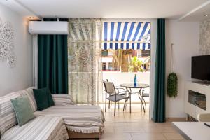 a living room with a couch and a table at Apartamento Tenerife Sur in Playa de las Americas