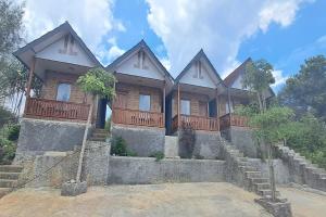 Cette grande maison dispose d'un balcon en bois. dans l'établissement Villa Happy Family, à Pulau Kukup 43 autres photos
