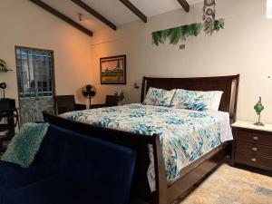 een slaapkamer met een bed en een stoel erin bij Casa Bali in San Francisco de Palmera