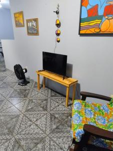 a living room with a table and a couch at Apartamento térreo Torres centro in Torres
