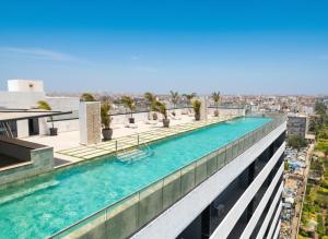 una piscina en la azotea de un edificio en Dakar By Days - DBD009 Appartement Anita 3 chambres, en Dakar