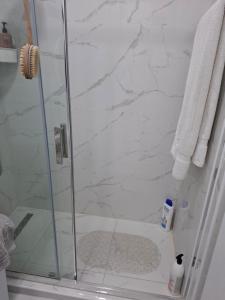 a bathroom with a shower with a glass door at Apartament Promenada, 3 camere, langa Cazino, Faleza, Acvariu, Port Tomis, Plaja, Piata Ovidiu in Constanţa +59 photos