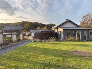 WindeckにあるFerienhaus Auszeit im Windecker Ländchenの芝生の家