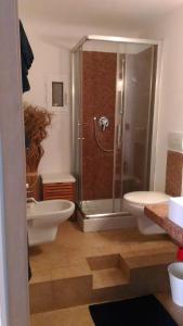レ・グラツィエにあるAppartamento da Annamariaのバスルーム(シャワー、トイレ、シンク付)