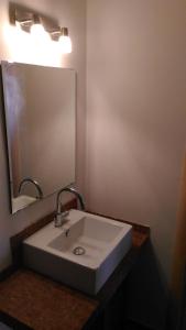 レ・グラツィエにあるAppartamento da Annamariaのバスルーム(白い洗面台、鏡付)