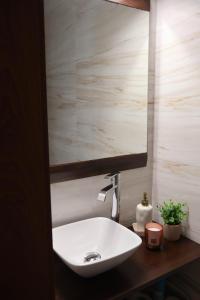 ÁrvoreにあるAreia StayInn Beach Apartmentの白い洗面台と鏡のあるバスルーム +36枚の写真