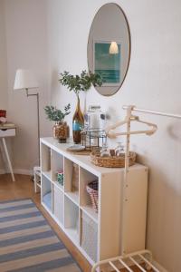 ÁrvoreにあるAreia StayInn Beach Apartmentの白いキャビネット(鏡付)