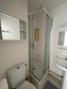 Koupelna v ubytování Frontignan + 29 fotografií