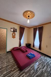 une chambre avec un grand lit dans une pièce dans l'établissement Villa Happy Family, à Pulau Kukup