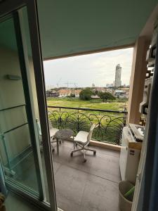 une chambre avec balcon avec vue sur la ville dans l'établissement Atlantis Condo Resort GP, à Jomtien Beach