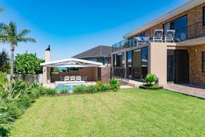 een huis met een gazon ervoor bij Begonias Eden in Helderberg College