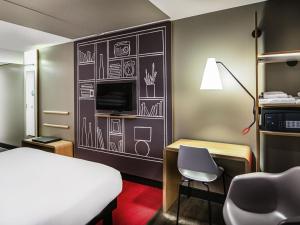 TV a/nebo společenská místnost v ubytování ibis Amsterdam Centre