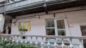 a white house with a balcony and a window at Reghin Ultra Central in Reghin