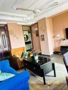 ein Wohnzimmer mit Couch und Tisch in der Unterkunft The central Heartbeat Haven Intercity 1 in Daressalam