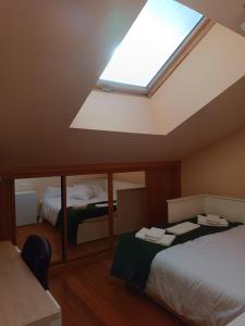 Postel nebo postele na pokoji v ubytování Ático dúplex en Plaza de Trascorrales