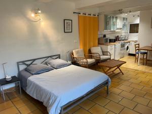 オーバーニュにあるStudio en Provenceの大きなベッドとキッチンのある寝室