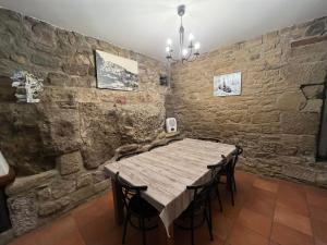 une salle à manger avec une table et des chaises en bois dans l'établissement Casa Leandron, à Murillo de Gállego