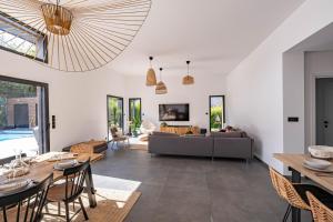 a living room with a couch and a table at Villa Loki - A 700m de la mer ! in Locquirec