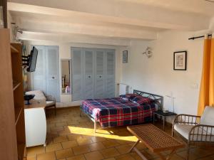オーバーニュにあるStudio en Provenceのベッドとテーブルと椅子のある寝室