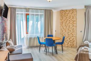 un soggiorno con tavolo e sedie blu di Royal Rooms a Danzica