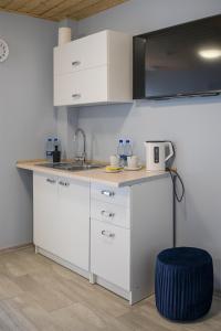 una cucina con mobili bianchi e un piano di lavoro di Royal Rooms a Danzica Altre 7 foto