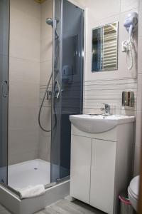 un bagno con doccia e lavandino di Royal Rooms a Danzica