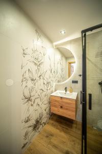 a bathroom with a mural of flowers on the wall at Rosochata 313 Domek w górach z Sauną Jacuzzi Basenem "Panieński" ruska Bania in Mogilno