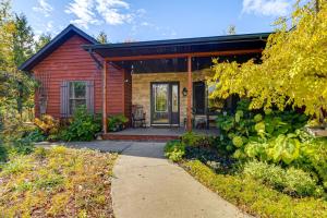 Κήπος έξω από το Stars and Sunsets! Door Peninsula Retreat with Deck