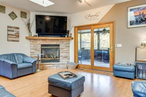 Χώρος καθιστικού στο Stars and Sunsets! Door Peninsula Retreat with Deck