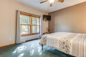 Ένα ή περισσότερα κρεβάτια σε δωμάτιο στο Stars and Sunsets! Door Peninsula Retreat with Deck