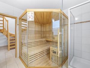 een sauna met een glazen deur in een kamer bij Stranddistel XL in Boiensdorf