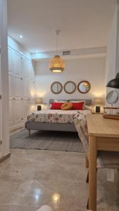 una camera da letto con un letto e due specchi sul muro di apartamento Écija Torcal a Écija