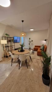 un soggiorno con un tavolo e un divano di apartamento Écija Torcal a Écija
