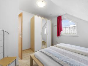 een slaapkamer met een bed en een raam bij Stranddistel XL in Boiensdorf