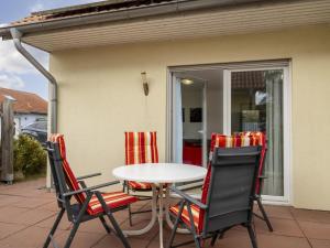 een tafel en 4 stoelen op een patio bij Stranddistel XL in Boiensdorf