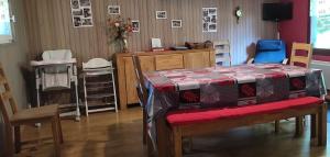 Chalet de la Lette في فينترون: غرفة معيشة مع طاولة عليها صندوق