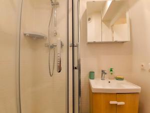 a bathroom with a shower and a sink at Calme & spacieux, RER A 3 min, Parking, 2 salles d'eau in Achères