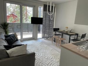 un salon avec un canapé et une table dans l'établissement Valkovuokko apartment, à Vantaa