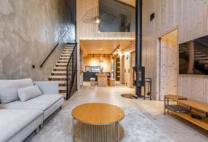 レヴィにあるModern High-Quality 4BR Villa in Levi Next to Ski Slopesのソファとテーブルのあるリビングルーム +34枚の写真